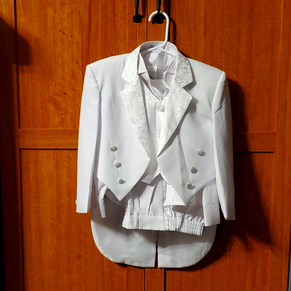 Tuxedo/Suit, boys size 5, white, Bautizo/Baptism